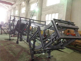 鋁型材擠壓機鋁（lǚ）棒（bàng）壓餘輸送機（jī）